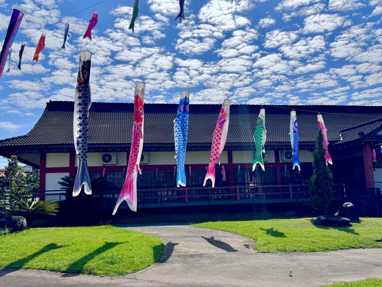 03 praça decorada com carpas coloridas